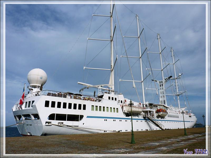Le voilier quatre-mâts Windspirit au port d'Uturoa - Raiatea - Polynésie française