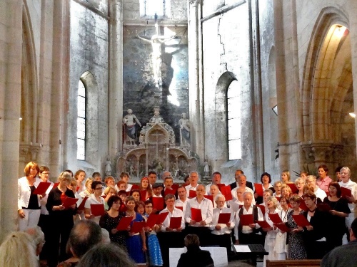 La chorale dijonnaise Souliko, en représentation dans l'église d'Aignay le Duc