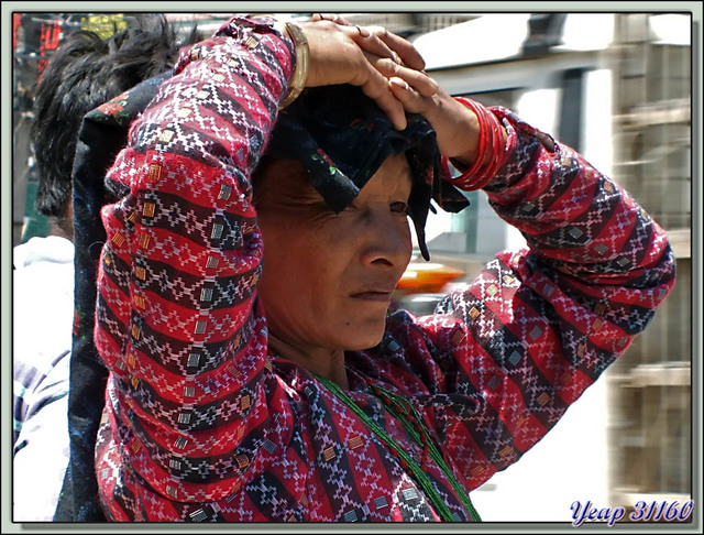 Blog de images-du-pays-des-ours : Images du Pays des Ours (et d'ailleurs ...), Entre Katmandou (&#2325;&#2366;&#2336;&#2350;&#2366;&#2337;&#2380;&#2306;) et Pokhara (&#2346;&#2379;&#2326;&#2352;&#2366;): attente d'un bus - Népal (&#2344;&#2375;&#2346;&#2366;&#2354;)