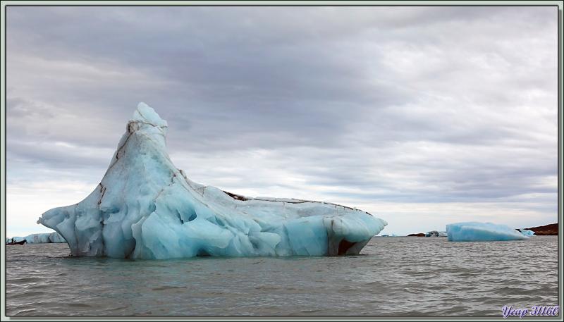 En attendant mon débarquement, je capture en image les plus beaux "glaçons" qui défilent - Devon Island - Nunavut - Canada