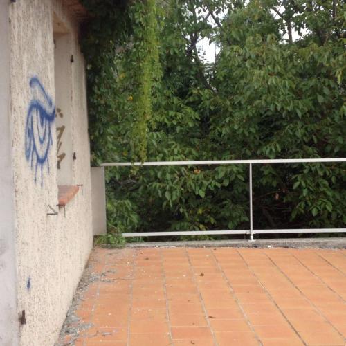 Enorme maison vandalisée, squatée encore intriguante