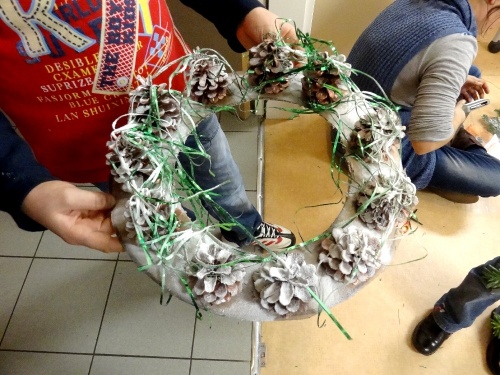 L"atelier de décorations de Noël à la MJC Lucie Aubrac de Châtillon sur Seine...