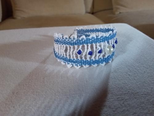 Un bracelet en dentelle