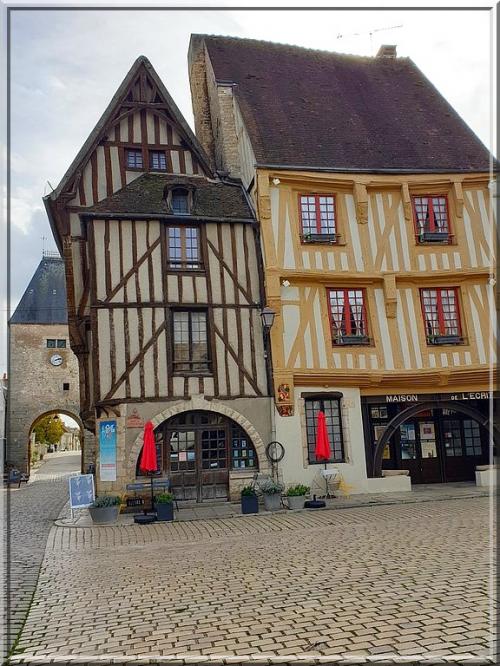 1032 - Noyers-sur-Serein dans l’Yonne (89) 