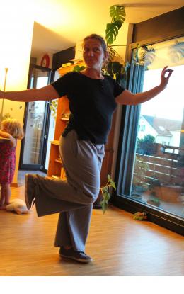 pantalon gris - avec un vieux drap bleu délavé - re-teint en gris