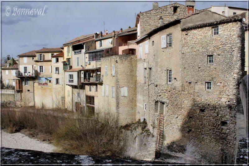 Vaison-la-Romaine Vaucluse maisons en amont du Pont romain