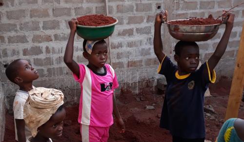Travaux d'enfants a Noepe