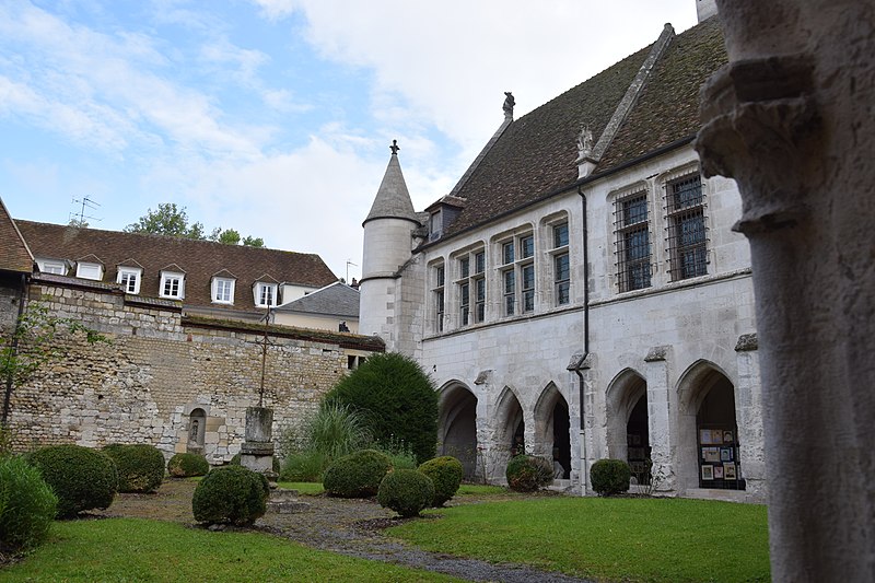 Cloister of Cathédrale Saint-Pierre de Beauvais 25.JPG