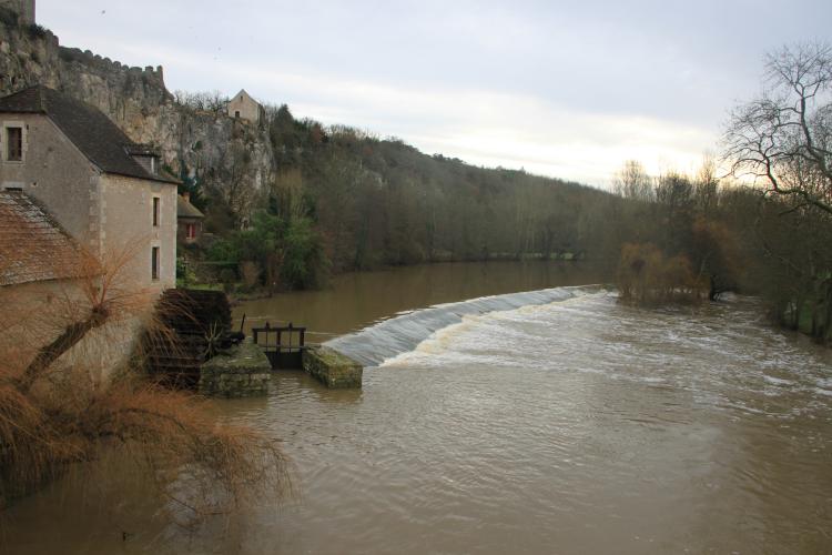 le moulin à eau depuis le pont sur l'anglin, la chapelle st pierre sur la falaise