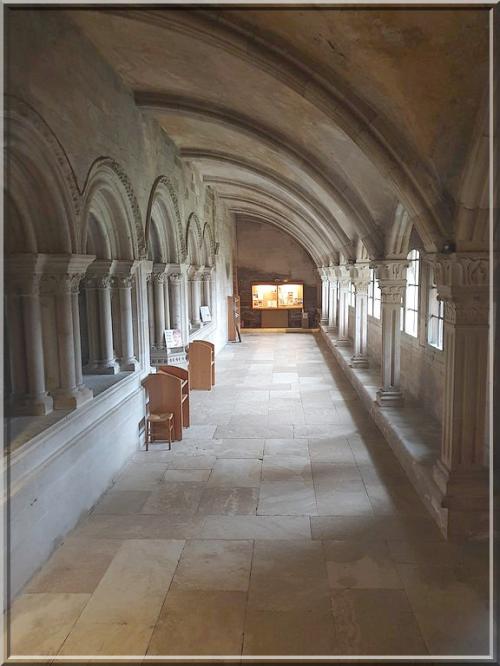 1034 - Vézelay sous la pluie,  dans l’Yonne (89)  Suite Art.1033