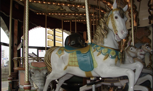 Cheval de bois, manège à l'ancienne.png