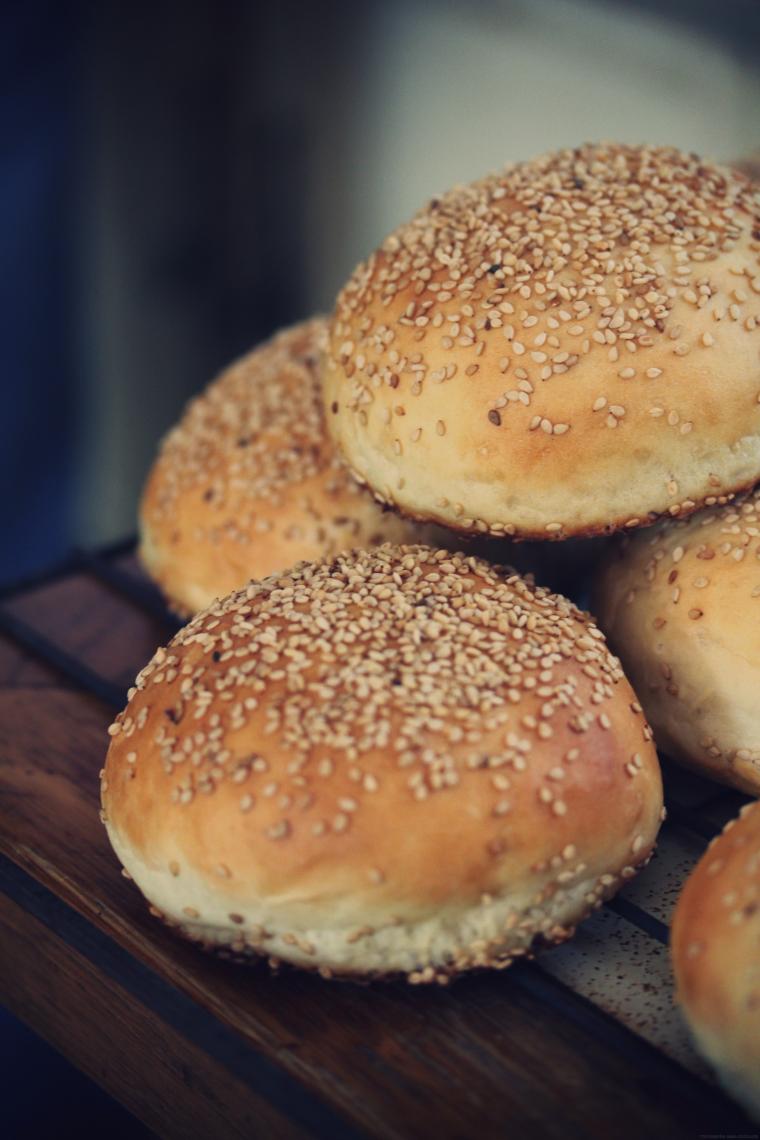 Burgers maison {dinde aux herbes, houmous & roquette}