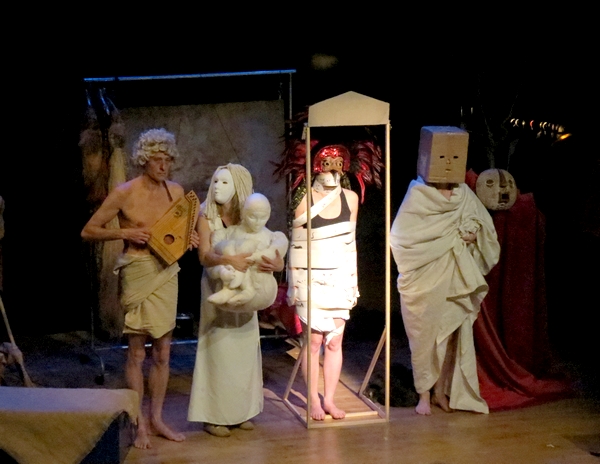 "Vivants Lézards", un spectacle vivant et ébouriffant, a éberlué les spectateurs salle Kiki de Montparnasse