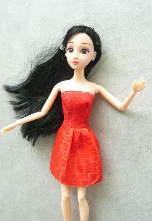 Autour du jupon de Barbie