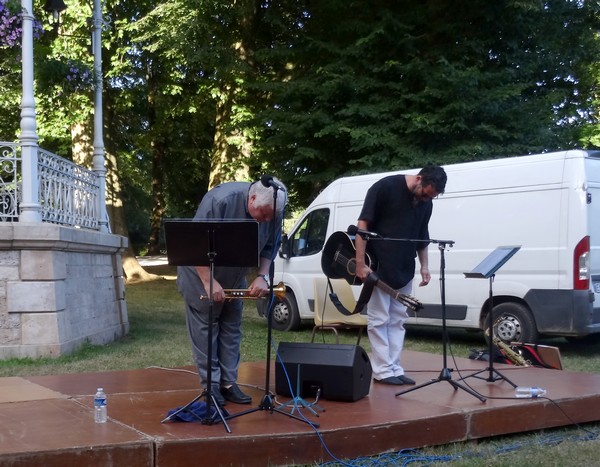 Thierry Caens, Daniel Fernandez et Nicolas Fourgeux ont donné un superbe concert au jardin de la Mairie....