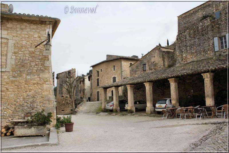 Oppède-le-Vieux Vaucluse Place de la Croix