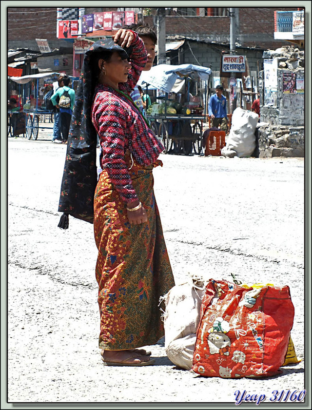 Blog de images-du-pays-des-ours : Images du Pays des Ours (et d'ailleurs ...), Entre Katmandou (&#2325;&#2366;&#2336;&#2350;&#2366;&#2337;&#2380;&#2306;) et Pokhara (&#2346;&#2379;&#2326;&#2352;&#2366;): attente d'un bus - Népal (&#2344;&#2375;&#2346;&#2366;&#2354;)