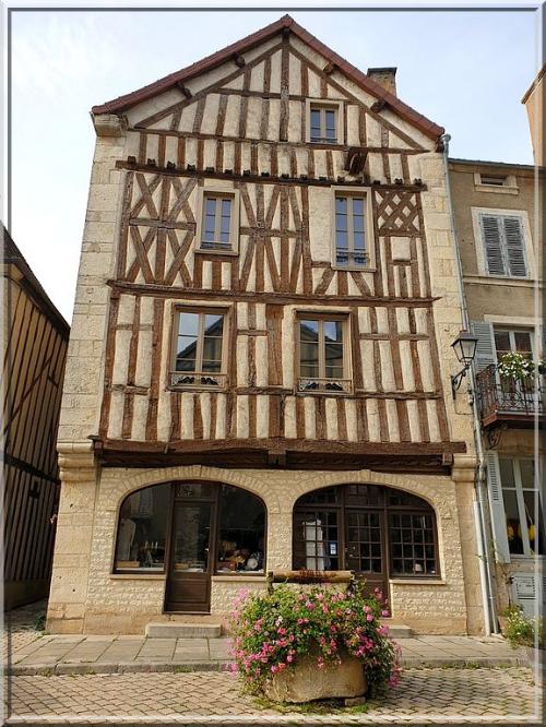 1032 - Noyers-sur-Serein dans l’Yonne (89) 