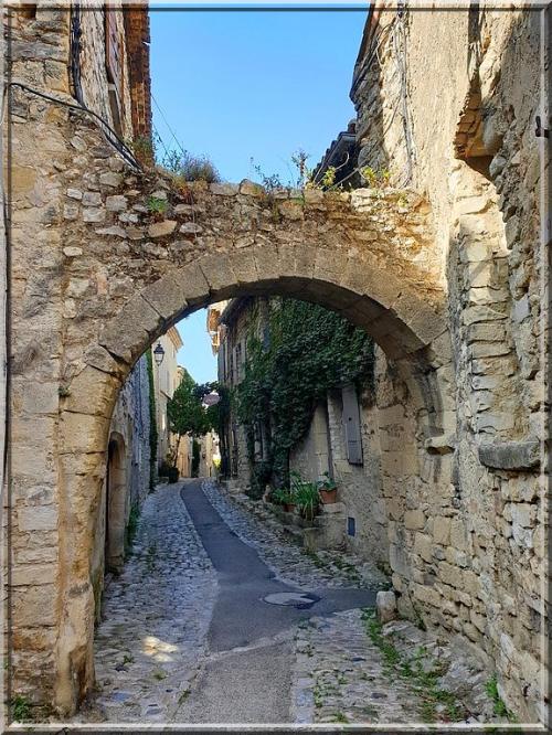 1010 - Vaison-la-Romaine dans le Vaucluse (84)
