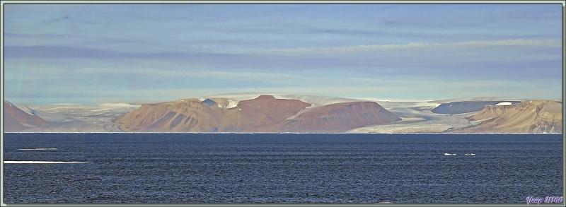 Le nord de la mer de Baffin est barrée par une épaisse brume rasante, les côtes du Nunavut et du Groenland avec de la banquise se profilent à l'horizon