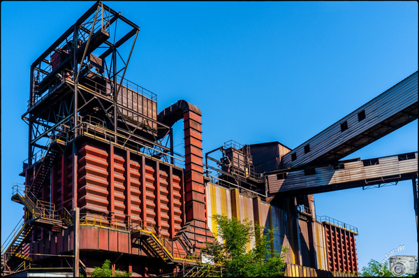 l'Usine (en couleurs ou en noir et blanc ?)