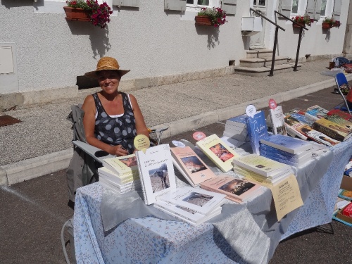 La bourse aux vieux papiers,livres, cartes postales, timbres, à Laignes..