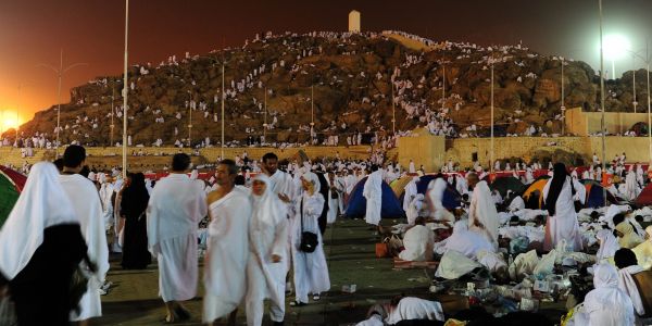 Lundi, les fidèles se sont dirigés par dizaines de milliers dès le lever du jour vers le mont Arafat, également appelé 