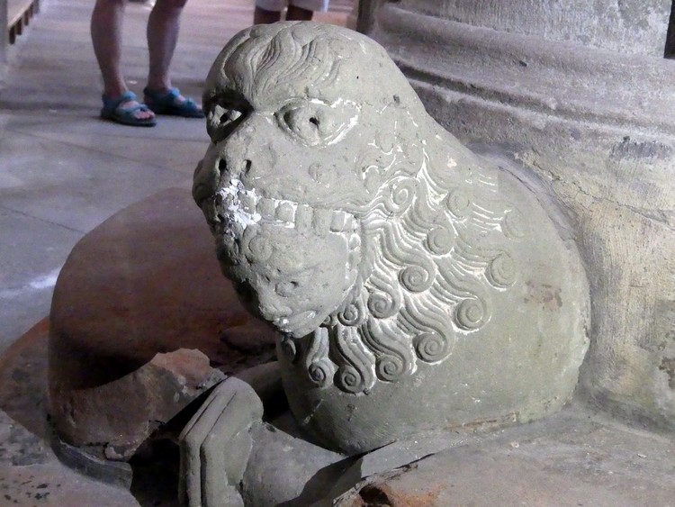 Sculpture des fonds baptismaux : l'enfant