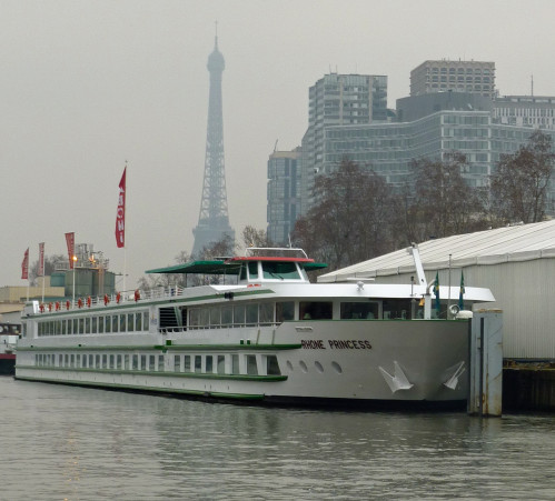 Le Rhône Princess devant la Tour Eiffel