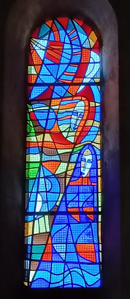 Les vitraux de Raymond Mirande, en l'église Saint-Vincent-de-Paul à Arès...