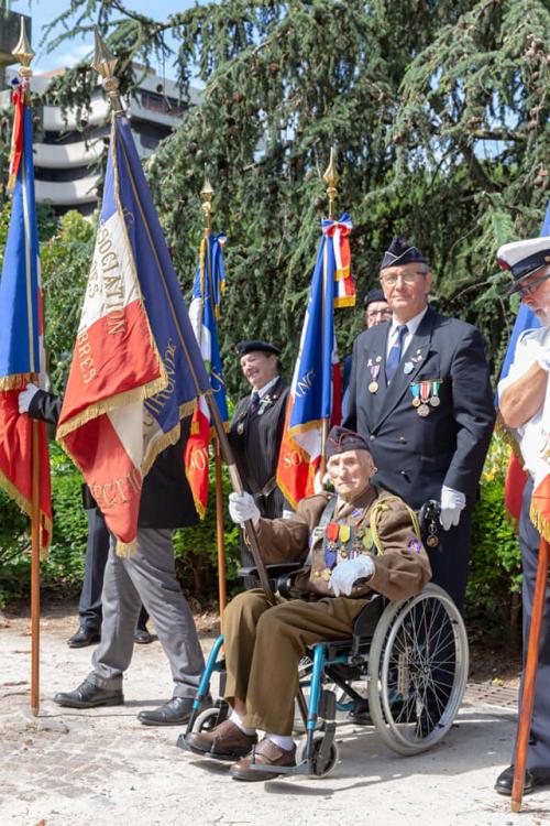 * Marcel Barbary Ancien de la 1ère DFL, porte-drapeau à Bordeaux mis à l'honneur -  nommé  Officier de la Légion d'honneur