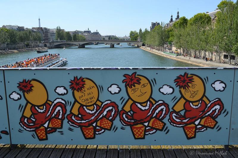 Débarrassé de ses cadenas, le pont des Arts se met au street art