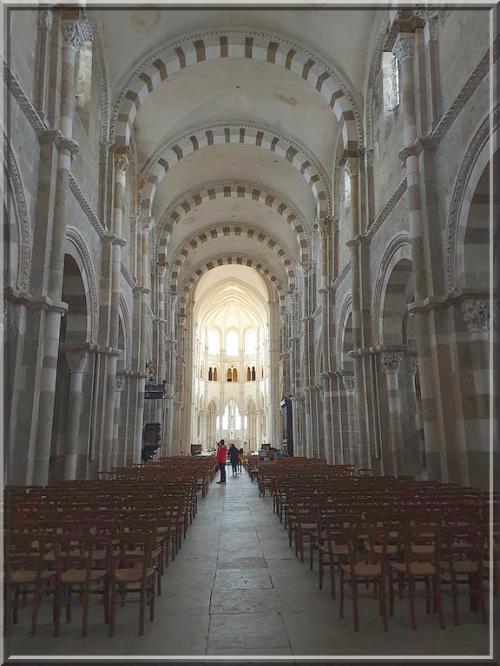 1034 - Vézelay sous la pluie,  dans l’Yonne (89)  Suite Art.1033