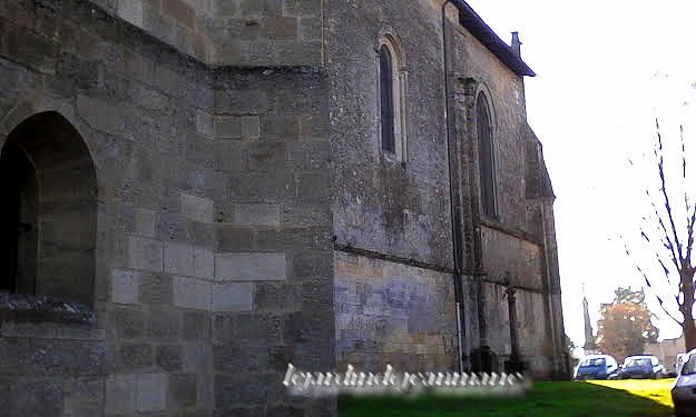 Saint-Macaire (gironde) La commune de Saint-Macaire se situe sur la rive droite de la Garonne au niveau du fleuve où l'effet est une église catholique située dans le département français de la Gi