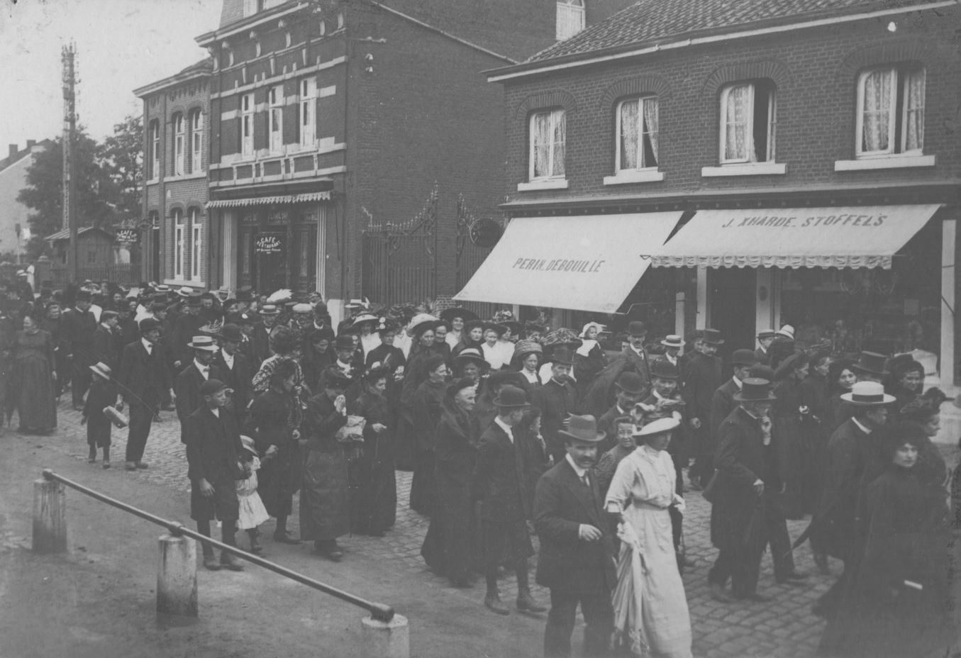 Commerces aux abords du Temple de Jemeppe (photo FaceBook Pierre Dock, archive Soeur Jeanne, Waremme)