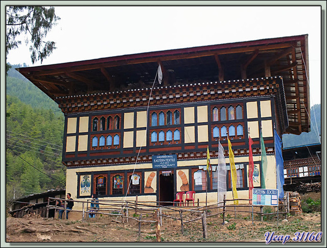 Blog de images-du-pays-des-ours : Images du Pays des Ours (et d'ailleurs ...), Belle habitation du village de Tsento avec symbole phallique protecteur - Vallée de Paro - Bhoutan