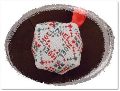 Biscornu N° 243