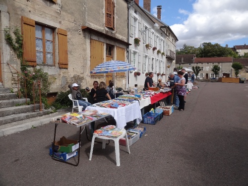 La bourse aux vieux papiers,livres, cartes postales, timbres, à Laignes..