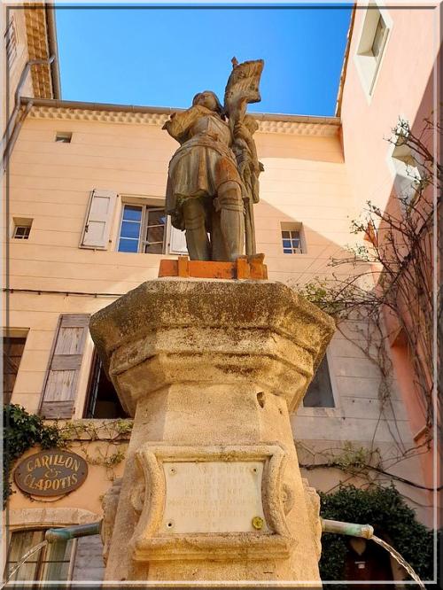 1012 -  Forcalquier dans les Alpes de Haute-Provence (04)