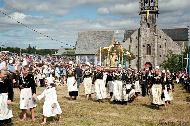 procession - sainte-anne-la-palud