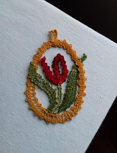 Un bracelet en dentelle