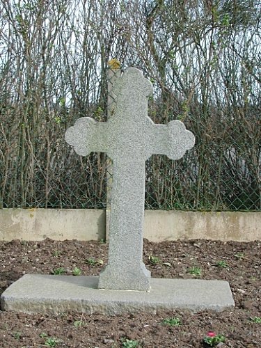 croix-granit-entree-cimetiere.jpg