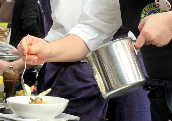 Takashi Kinoshita , chef étoilé du Château de Courban,  a démontré tout  son talent au salon "Art et Saveurs" organisé par le Lions Club