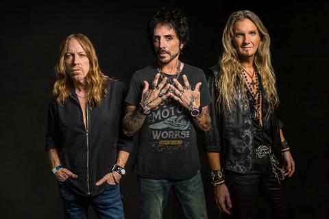REVOLUTION SAINTS - Les détails du nouvel album Eagle Flight ; Clip "Talking Like Strangers"
