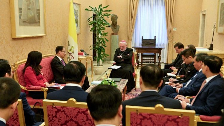 Mgr Gallagher avec la délégation du Parti communiste du Vietnam. 