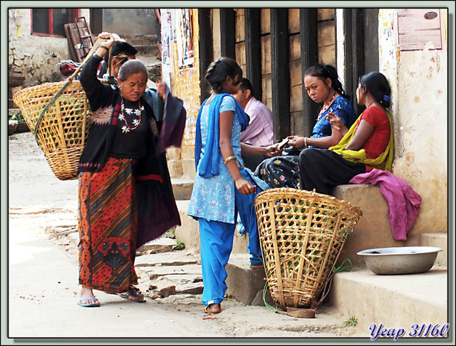 Blog de images-du-pays-des-ours : Images du Pays des Ours (et d'ailleurs ...), Dans les rues de Tansen (Palpa): femme au "doko", toujours et encore - Népal