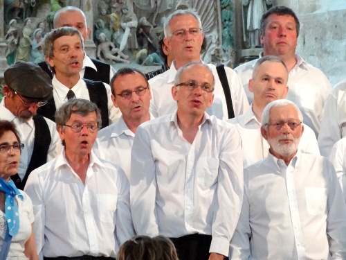 La chorale dijonnaise Souliko, en représentation dans l'église d'Aignay le Duc