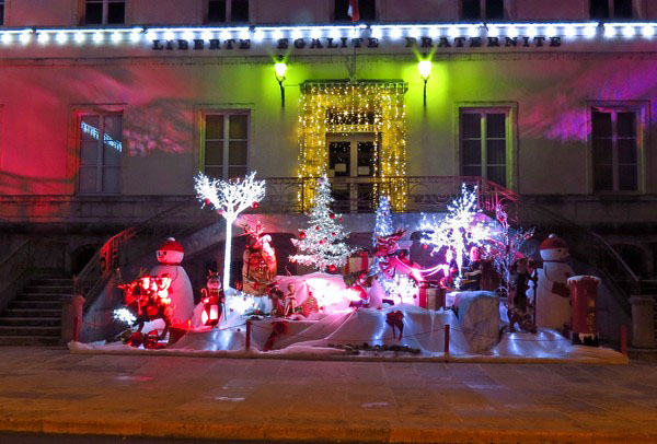 Un merveilleux décor a été érigé pour les fêtes de fin d'année, devant la Mairie de Châtillon sur Seine...
