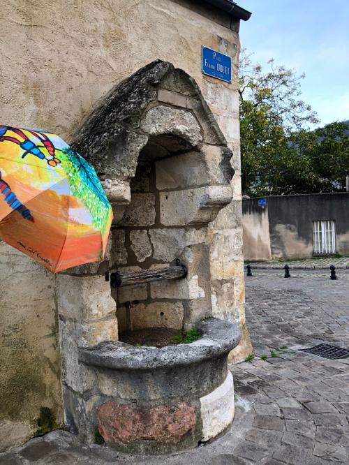 Parapluies devant des puits