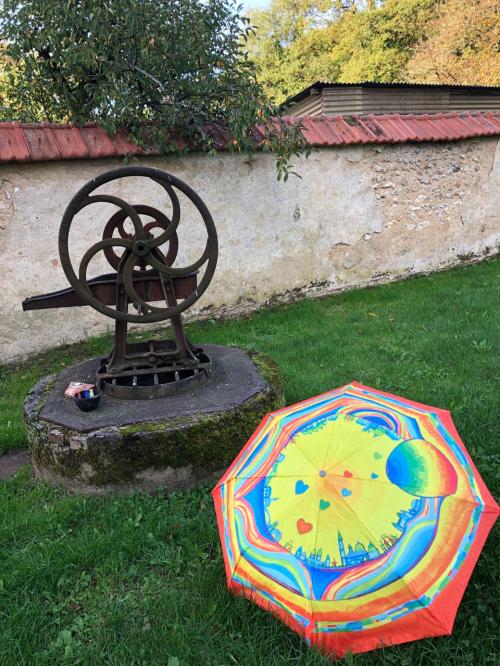 Parapluies devant des puits